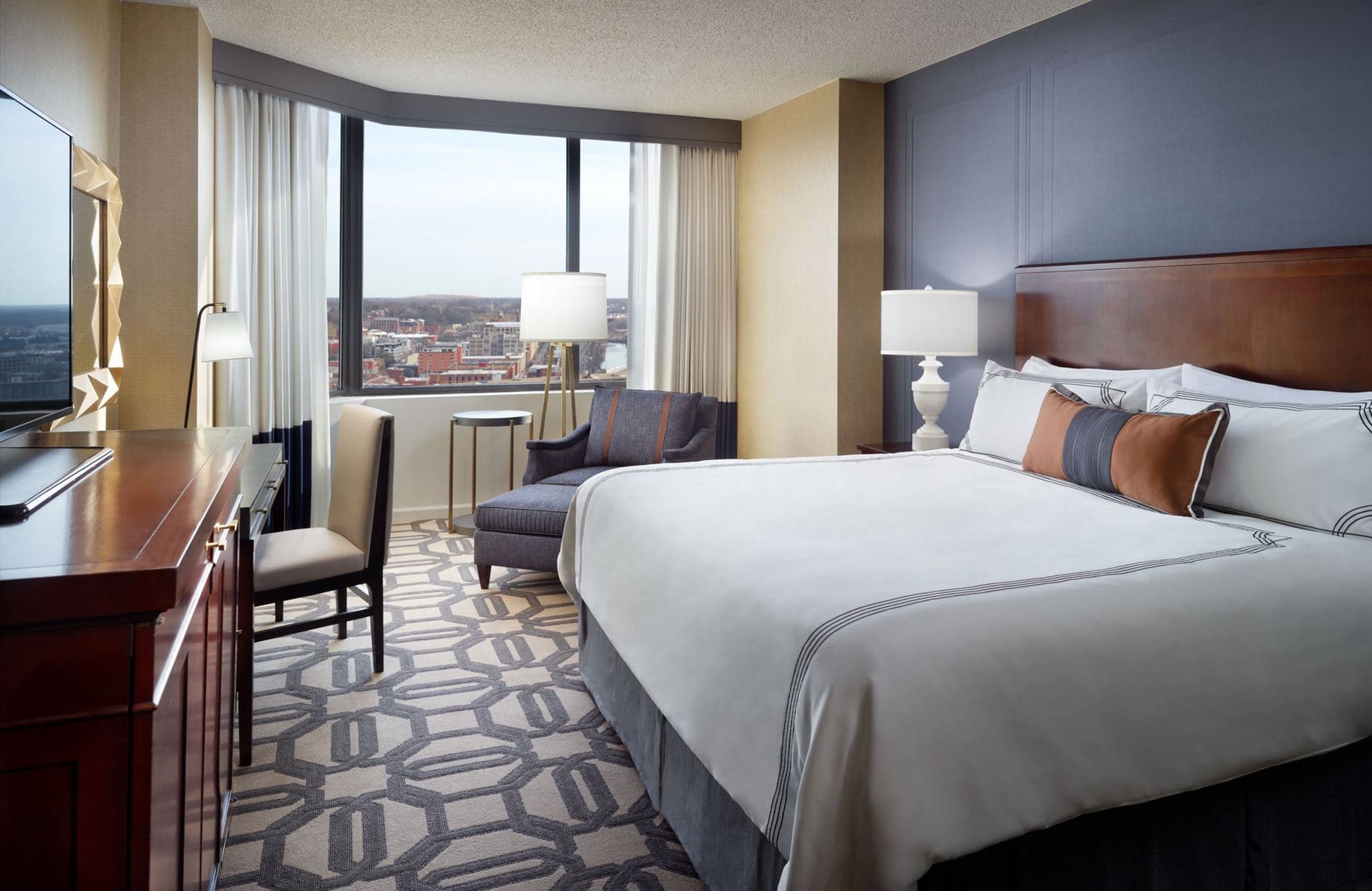 Guest room at Omni Richmond Hotel